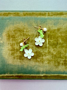 Daisy/pearl drop earrings