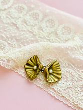 Load image into Gallery viewer, Vintage 1930s Brass Shell Belt Buckle w Pearls
